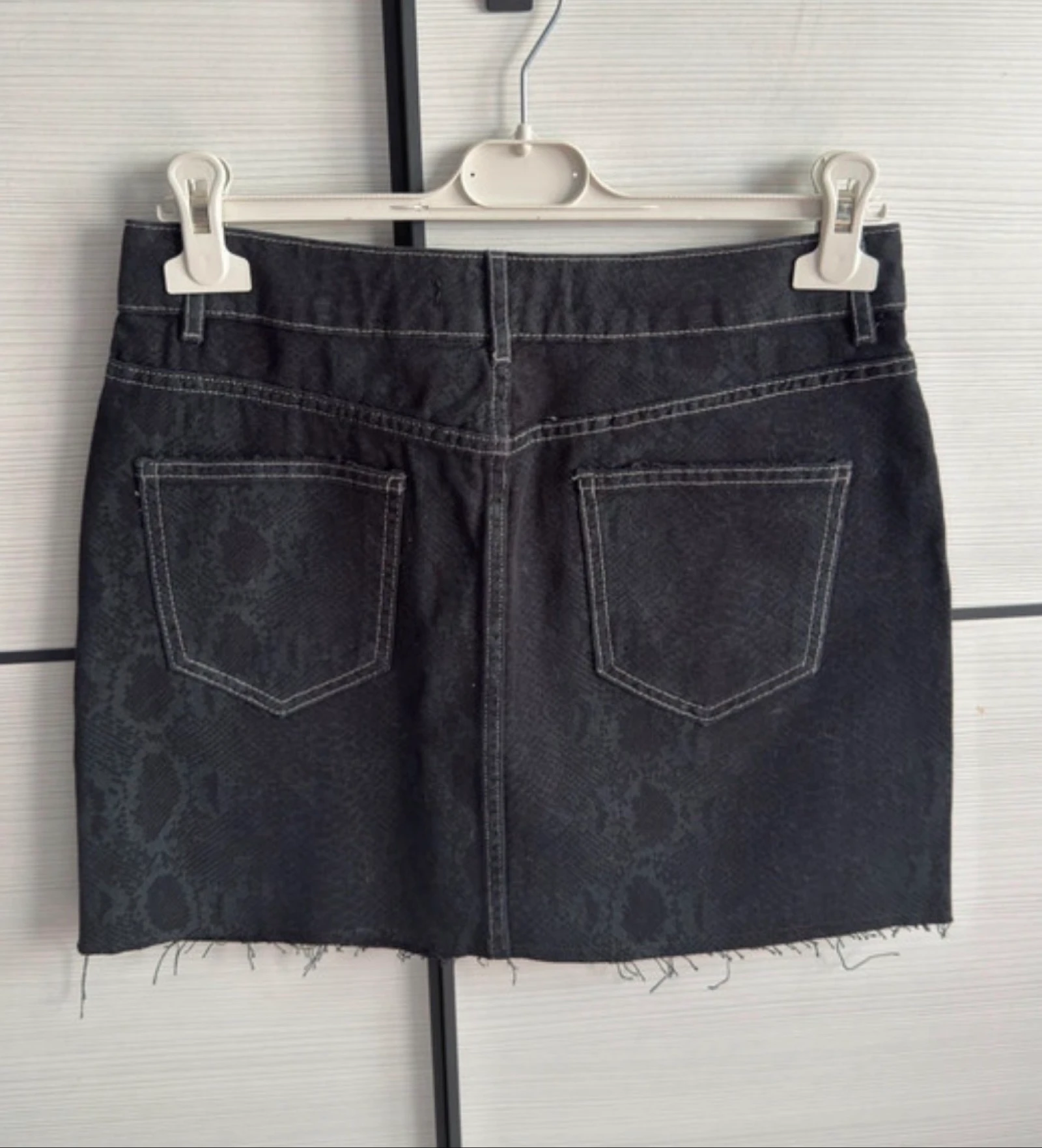 Falda vaquera con estampado de serpiente de Zara (Talla M)  – photo 4